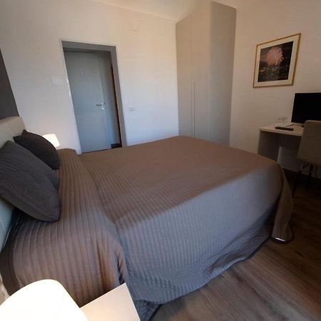 Rooms In Shared Apartment - City Center Катания Экстерьер фото