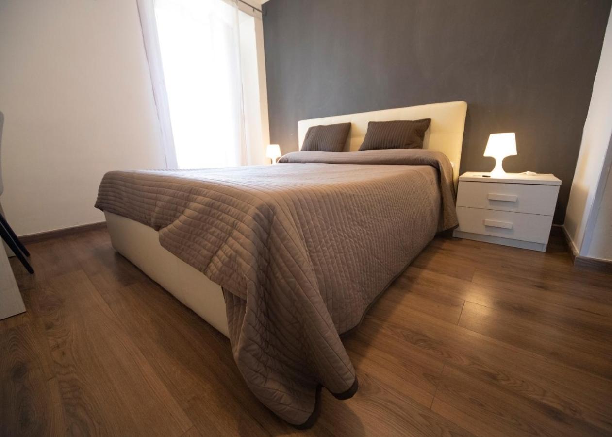 Rooms In Shared Apartment - City Center Катания Экстерьер фото